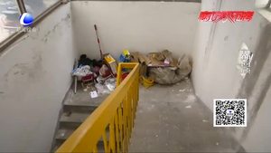 零距離·追蹤：單元樓門前垃圾已清理 住宅樓道內(nèi)垃圾仍存在