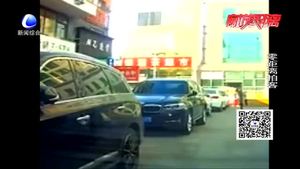 違規(guī)停車致?lián)矶?冀R牌照司機(jī)竟還拿出甩棍