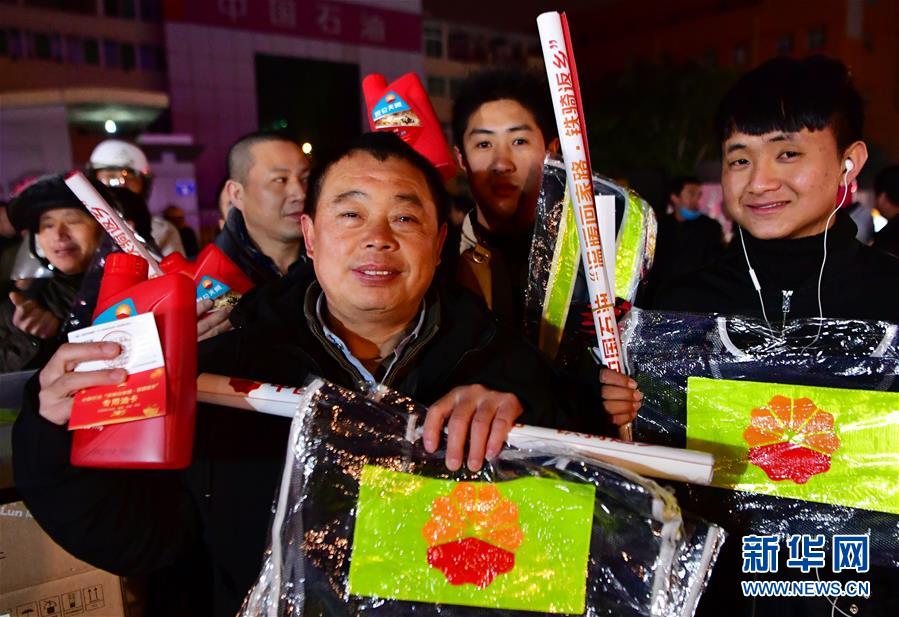 （新春走基層·關(guān)注春運）（4）向著家的方向騎行