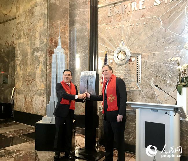 圖為中國駐紐約總領事黃屏與帝國大廈集團總裁兼首席運營官凱斯勒共同啟動紐約帝國大廈慶祝中國農歷新年點燈儀式。李曉宏攝