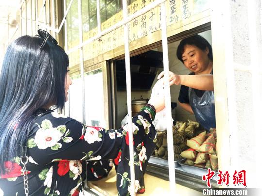 夫婦辟新口味粽子“對(duì)胃”北方飲食一天賣上千個(gè)